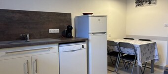 Charming Mountain Home, 10min to Center, 8 Sleeps, WiFi, Parking