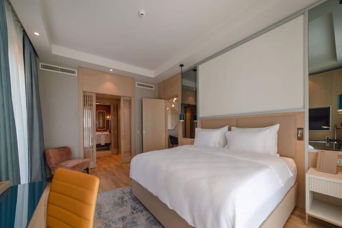 Deluxe suite, 1 kingsize bed | 1 slaapkamer, een minibar, een bureau, een laptopwerkplek