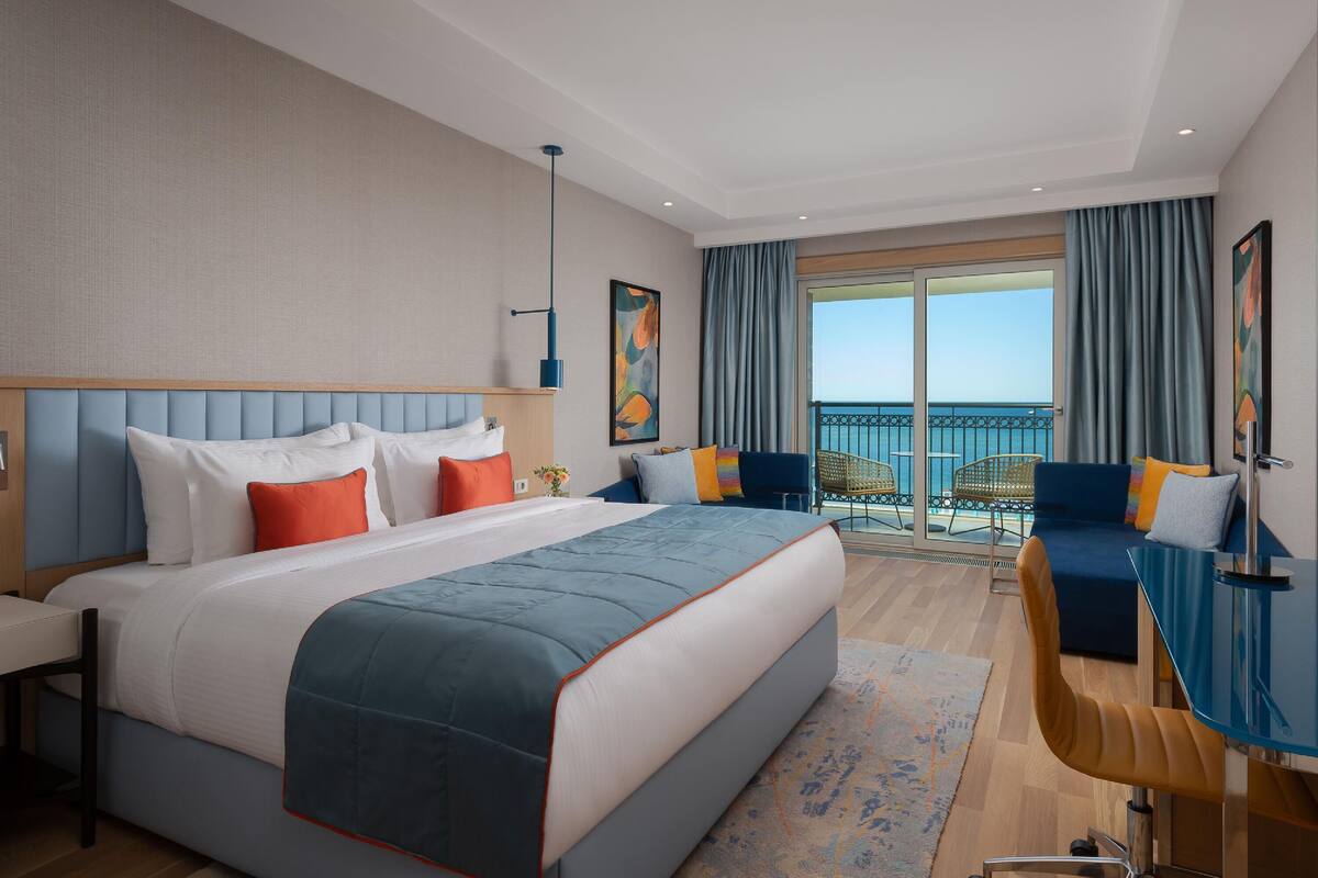 Deluxe Room, 1 Katil Raja (King), Sea View | Bar mini, meja, ruang kerja komputer riba, kalis bunyi 