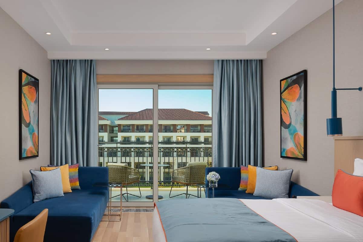 Deluxe Room, 1 King Bed, Garden View | 1 bedroom, minibar, desk, laptop workspace
