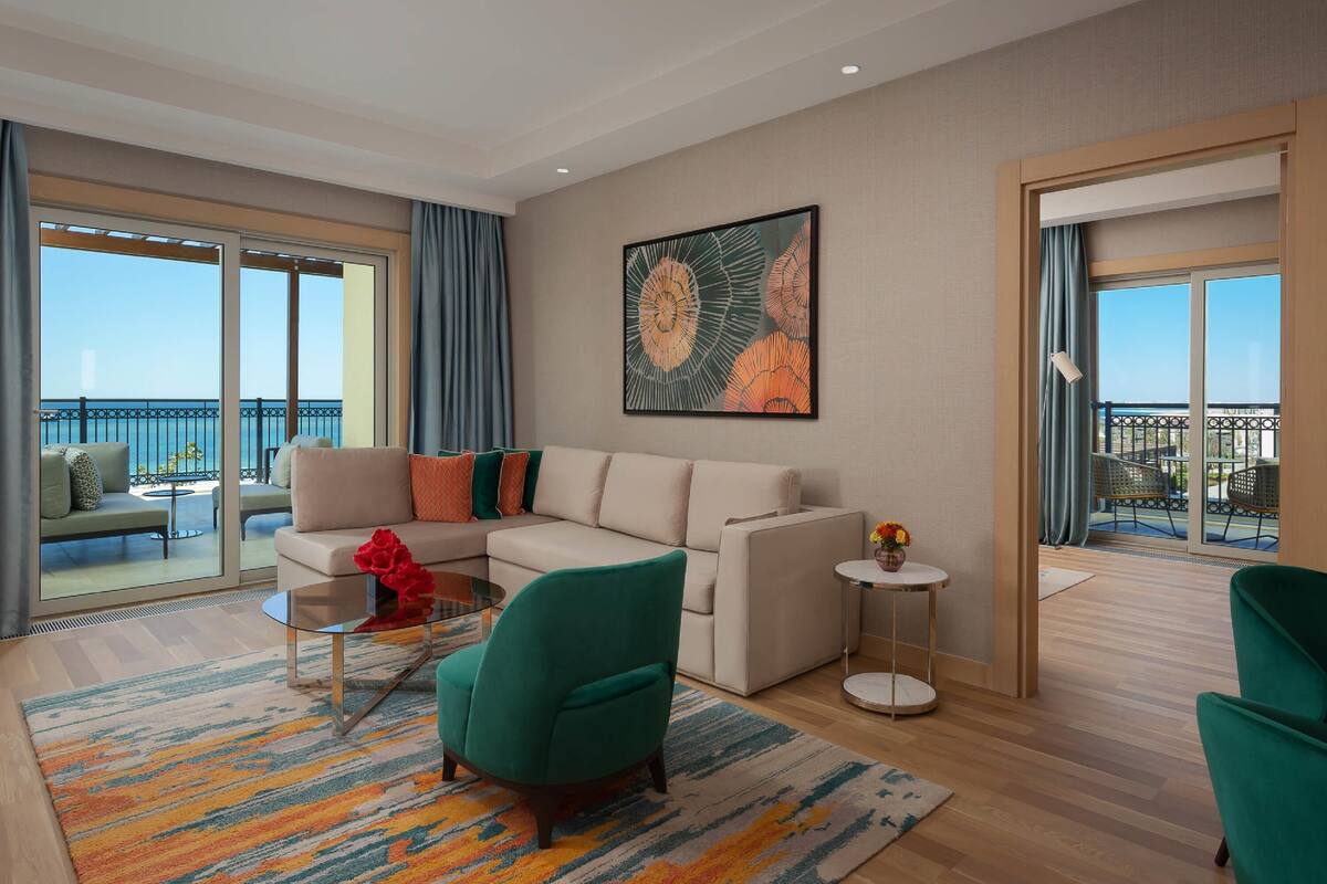 Deluxe Suite, 1 Katil Raja (King) | Bar mini, meja, ruang kerja komputer riba, kalis bunyi 