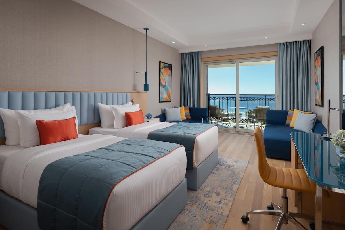 Quarto duplo luxo, 2 camas de solteiro, vista para o mar | Frigobar, escrivaninha, espaço de trabalho para notebook