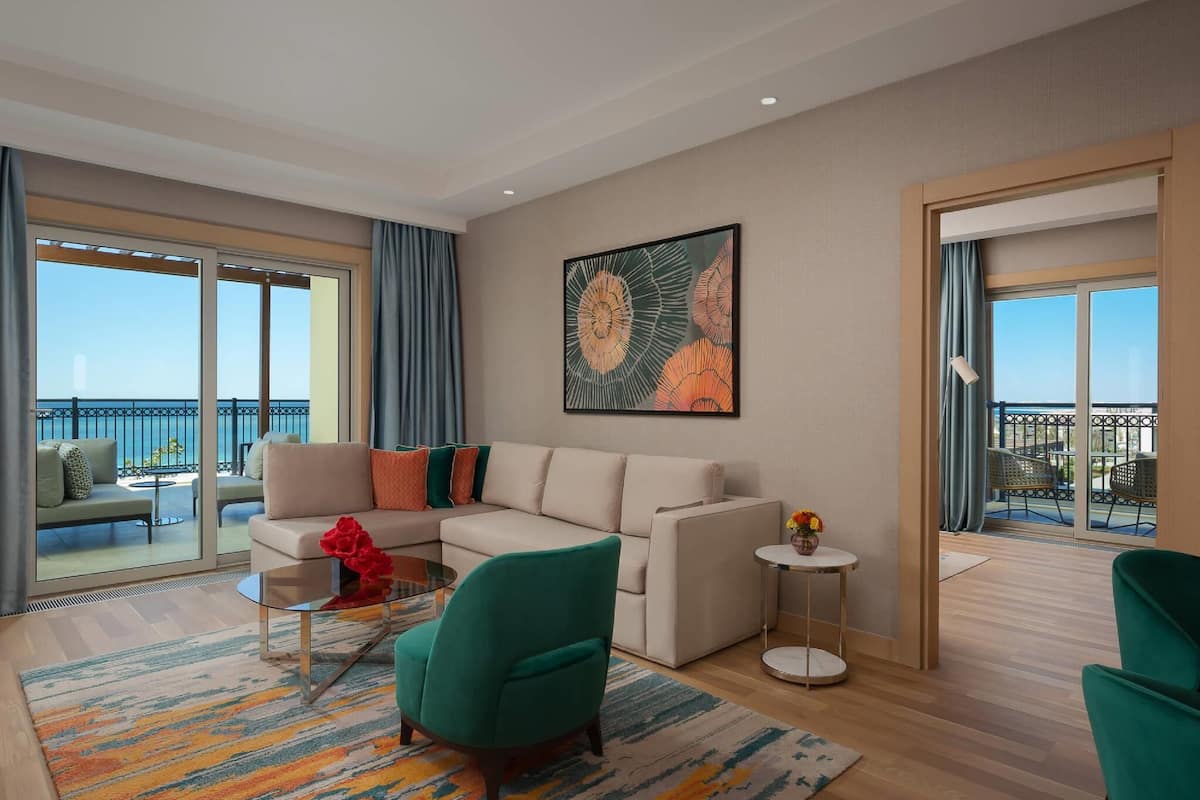 Phòng Suite Deluxe, 1 giường cỡ king | Minibar, bàn, khu vực làm việc phù hợp cho laptop, phòng cách âm