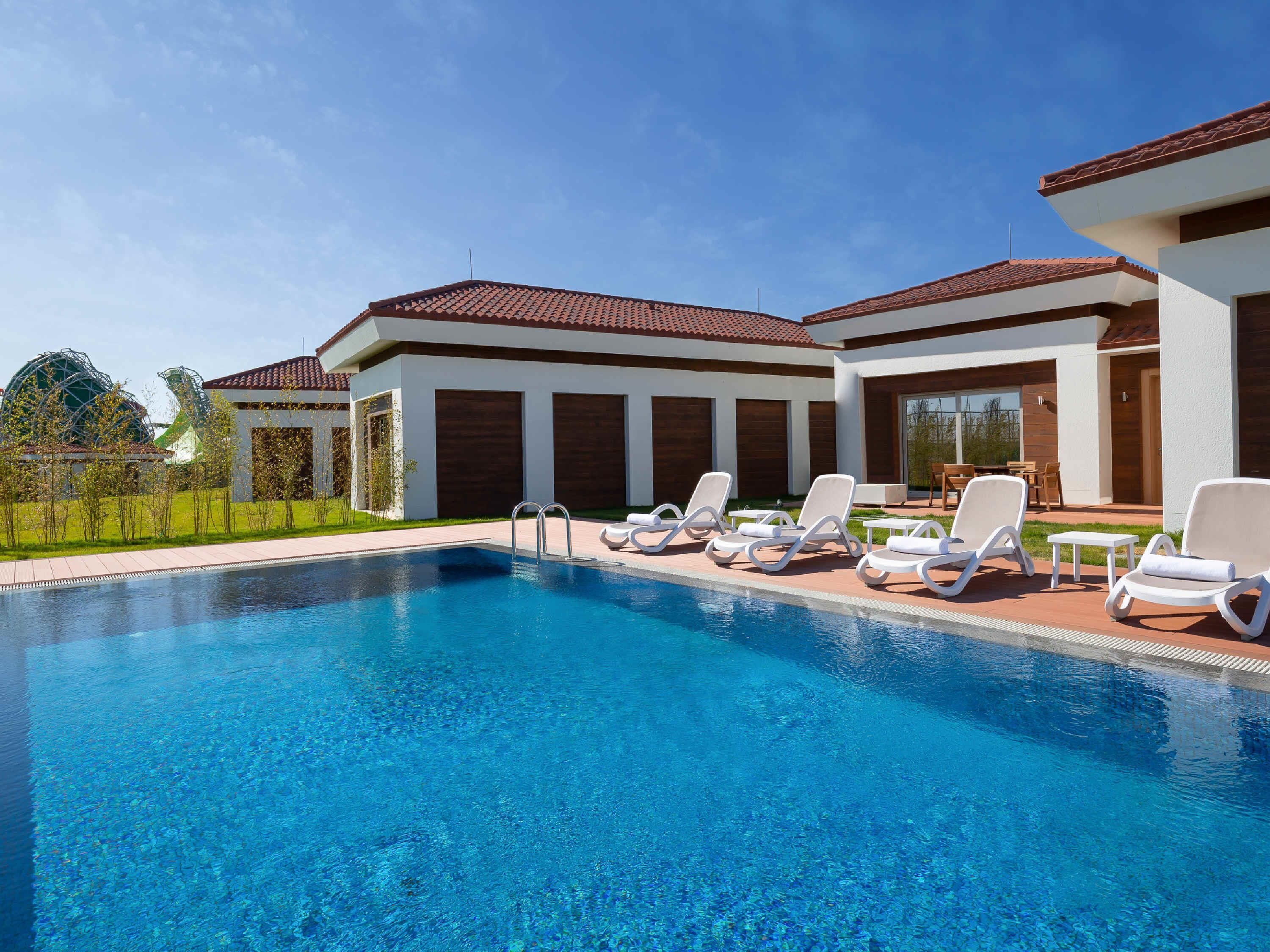 Minibar, bàn, khu vực làm việc phù hợp cho laptop, phòng cách âm 