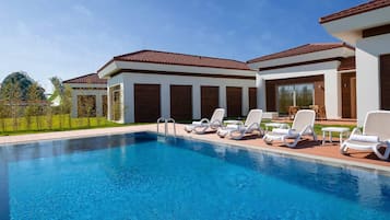 Minibar, bàn, khu vực làm việc phù hợp cho laptop, phòng cách âm