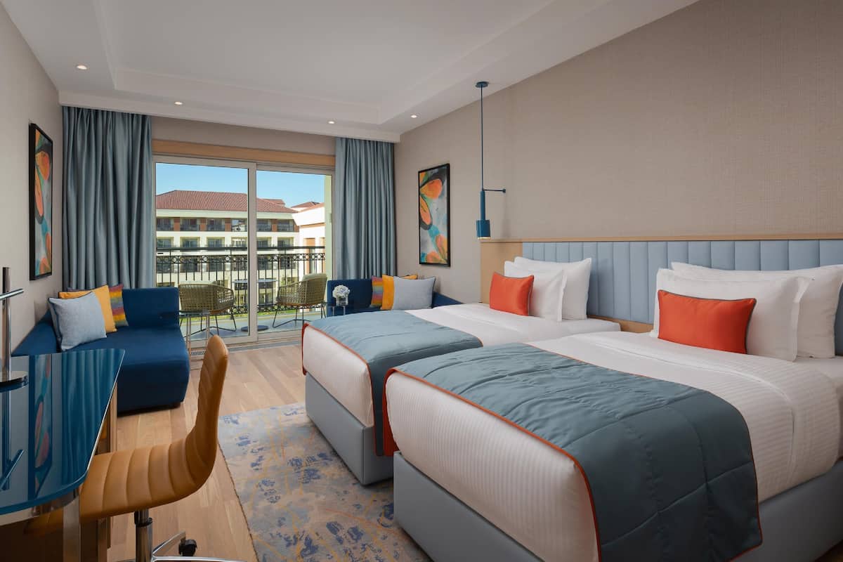 Quarto duplo luxo, 2 camas de solteiro, vista para o jardim | Frigobar, escrivaninha, espaço de trabalho para notebook