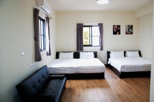 Családi szoba, privát fürdőszoba | Minibár, íróasztal, sötétítőfüggöny és ingyenes wifi