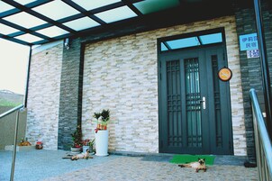 Entrada al alojamiento