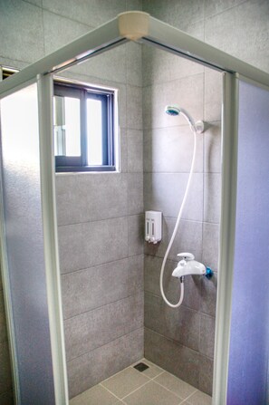 Dusche, Hydromassagedusche, kostenlose Toilettenartikel, Haartrockner