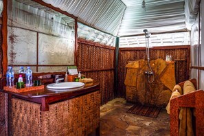Dobbeltværelse - 1 kingsize-seng - havudsigt | Badeværelse | Bruser, brusehoved med spredningseffekt, gratis toiletartikler