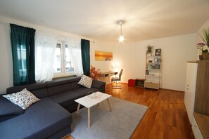 Apartment | Living room | TV, Netflix, streaming services - Beautiful house in the heart of Munich (Munich)