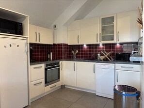 Kjøleskap, mikrobølgeovn, ovn og kaffetrakter/tekoker