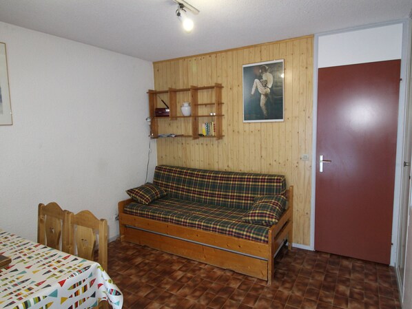 TV - Charming 4-Person Apartment in Lanslevillard, Close to Ski Lifts (Lanslevillard)
