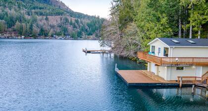 Secluded, lakefront getaway with deck - near sights & attractions