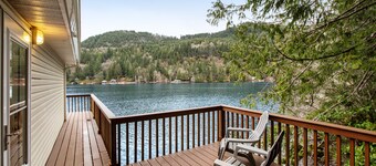 Secluded, lakefront getaway with deck - near sights & attractions