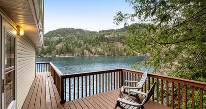 Secluded, lakefront getaway with deck - near sights & attractions