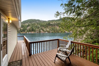 Secluded, lakefront getaway with deck - near sights & attractions