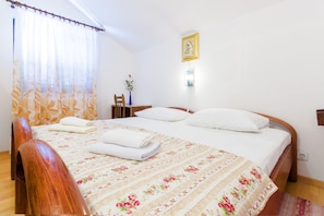 Apartament, balcó, vistes al mar (S1) | Escriptori, habitacions insonoritzades, wifi gratuïta i roba de llit 