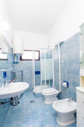 A modern bathroom with two toilets, a bidet, and a sink. - 7 Olives Apartments (Rogoznica)