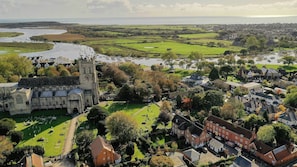 Une église historique, reconnaissable à son imposant clocher, entourée d’un cimetière bien entretenu et d’immeubles d’habitation.