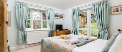5 bedrooms, iron/ironing board, free WiFi, bed sheets