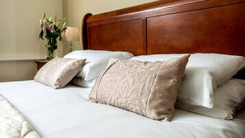 5 bedrooms, iron/ironing board, WiFi, bed sheets