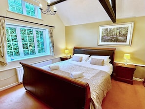 5 bedrooms, iron/ironing board, free WiFi, bed sheets