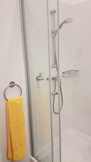 Shower, hair dryer, towels, soap - Cosy 3 Room Viennese Flat - 10min to City Center (Wien)