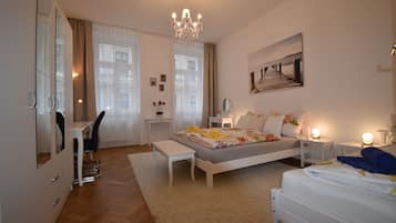 3 slaapkamers, een bureau, een strijkplank/strijkijzer, reisbedje