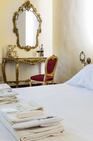 Double Room, Balcony, City View. Let's B&B