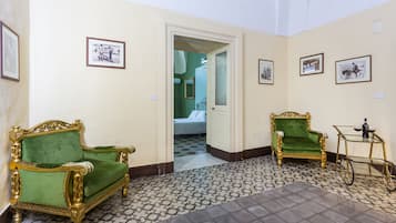 Habitación cuádruple Deluxe, balcón, vistas a la ciudad | Zona de estar | Televisión de pantalla plana de 1 pulgadas con canales digitales