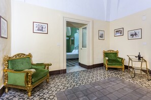 Chambre Quadruple Deluxe, balcon, vue ville | Coin séjour