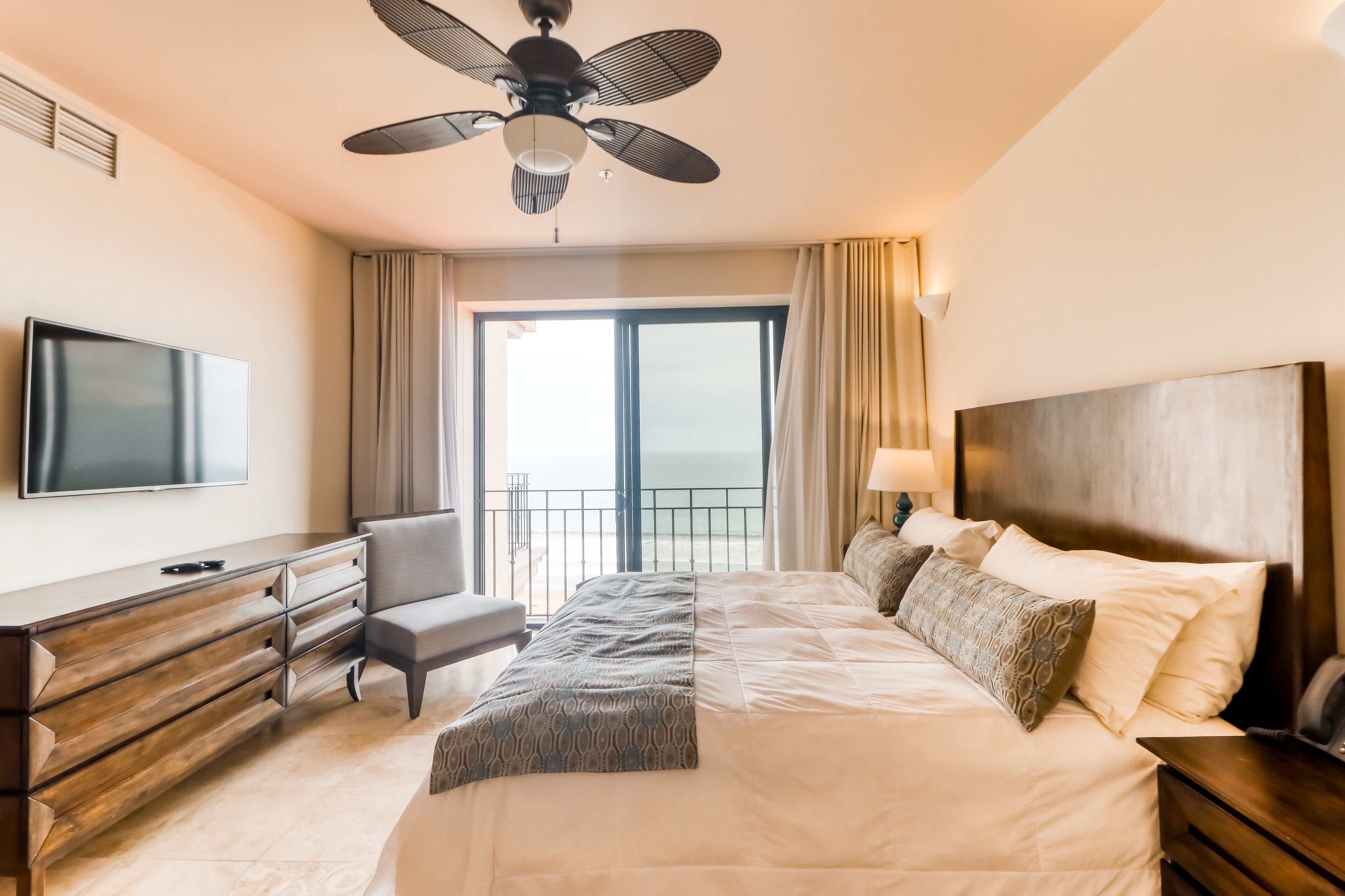 2 bedrooms, free internet, bed sheets, wheelchair access