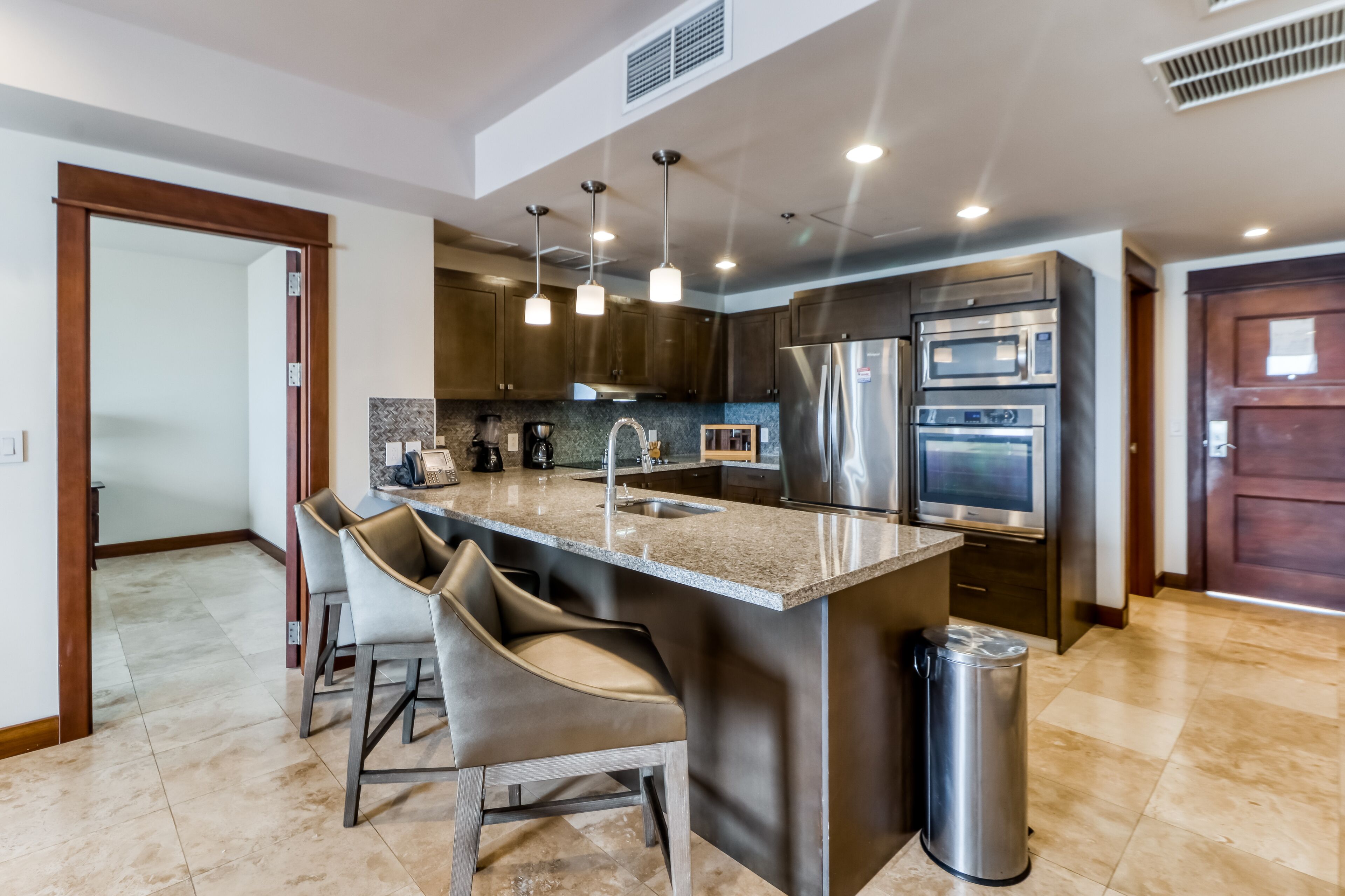 Jääkaappi, mikroaaltouuni, uuni, liesi