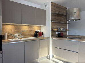 Kühlschrank, Mikrowelle, Ofen, Wasserkocher mit Kaffee-/Teezubehör