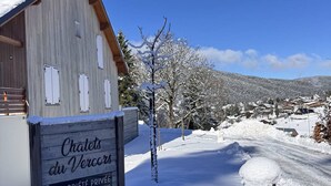 Un edificio de madera con un letrero que dice "Chalet du Vercors" y "PROPRIETE PRIVÉE".