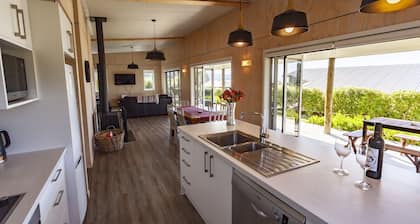 Ligar Bay Modern Bach -Linen/Towels Included, Sea View, Free Wi-Fi