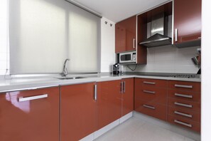 Geladeira, micro-ondas, fogão, cooktop