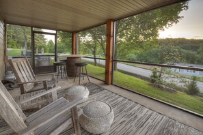 Outdoor dining - Romantic getaway, Outdoor MOVIES, fireplace,Hot Tub, KING BED, 1mile Downtown (Blue Ridge)