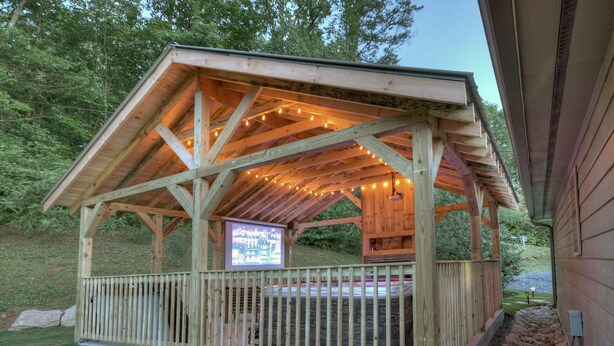 Un pavillon en bois doté d’un espace de repos couvert et d’un écran de projection.