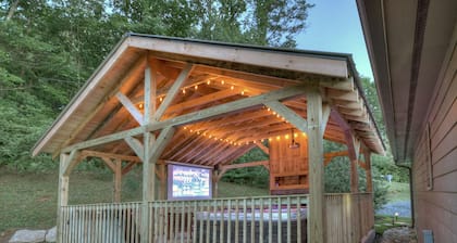 Romantic getaway, Outdoor MOVIES, fireplace,Hot Tub, KING BED, 1mile Downtown