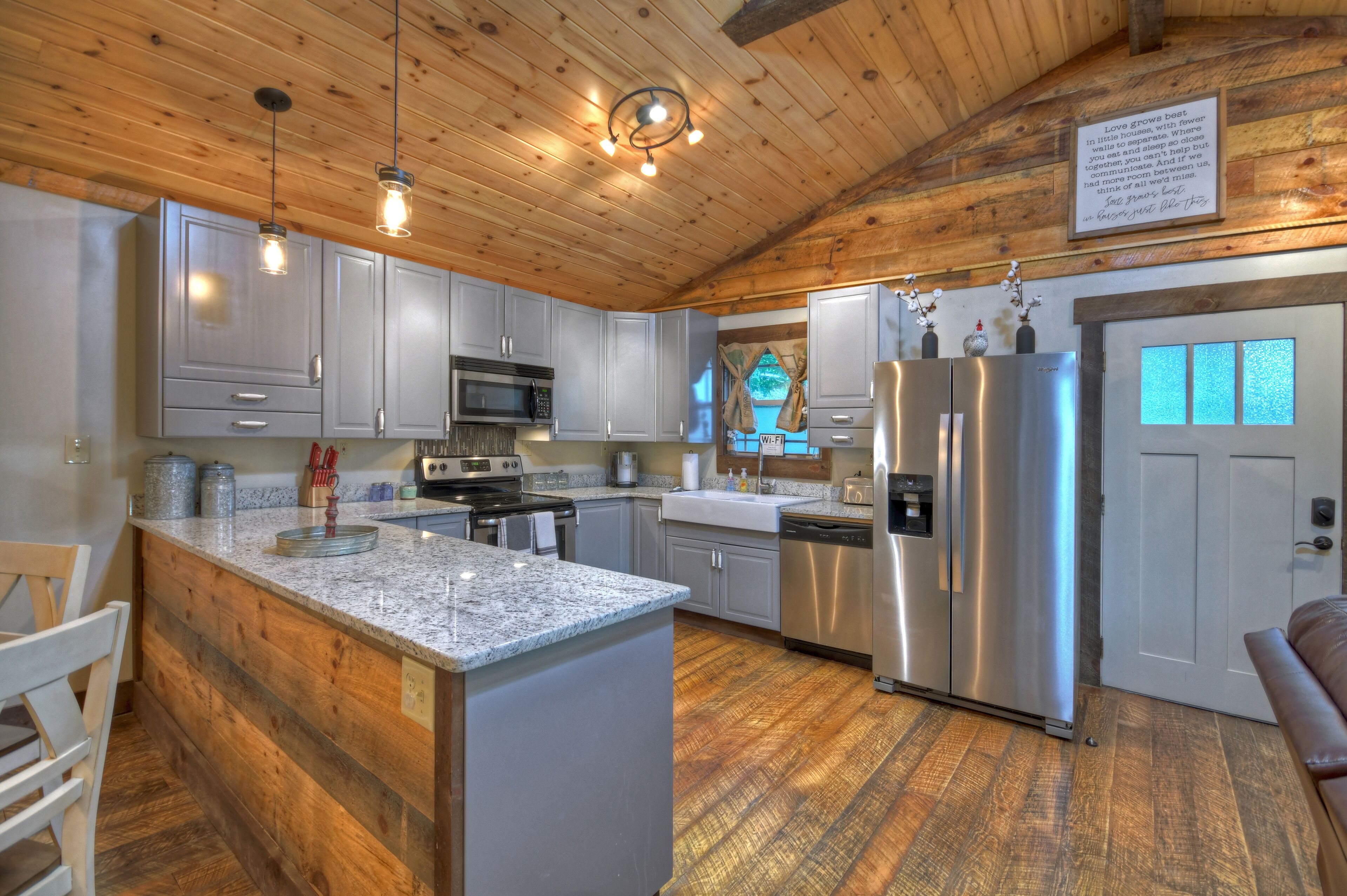 Full-size fridge, microwave, oven, stovetop