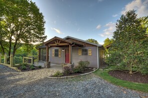 Exterior - Romantic getaway, Outdoor MOVIES, fireplace,Hot Tub, KING BED, 1mile Downtown (Blue Ridge)