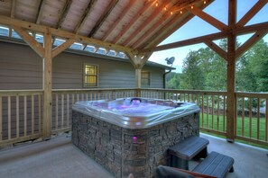 Terrace/patio - Romantic getaway, Outdoor MOVIES, fireplace,Hot Tub, KING BED, 1mile Downtown (Blue Ridge)