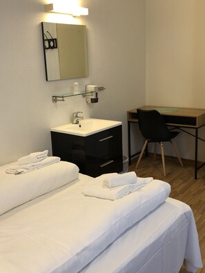 Family Room (Budget 1-3) | Free WiFi, bed sheets - Ami hotel (Tromsø)