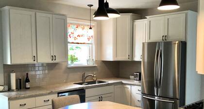 Cozy remodeled cottage in heart of Ashland/Chequamegon Bay/Lake Superior