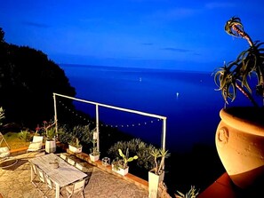 Outdoor dining - La BouganVilla Charme & Relax with sea view (finale ligure)