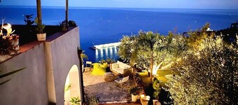 La BouganVilla Charme & Relax with sea view