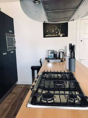Oven, stovetop - Serviced apartment well furnished  (London)
