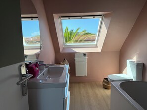 Tina, secadora de cabello, jabón, papel de baño 